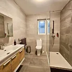 Modern 3br In Sleeps 8 アパート